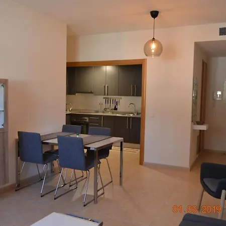 Apartamento Piscina Viena Roses Exterior photo